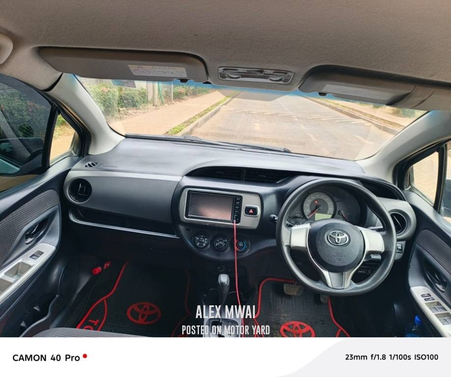 Toyota Vitz 2015 Silver