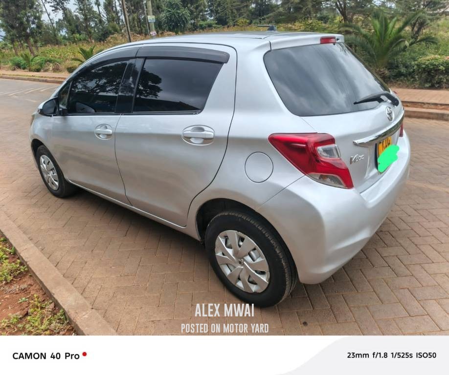 Toyota Vitz 2015 Silver
