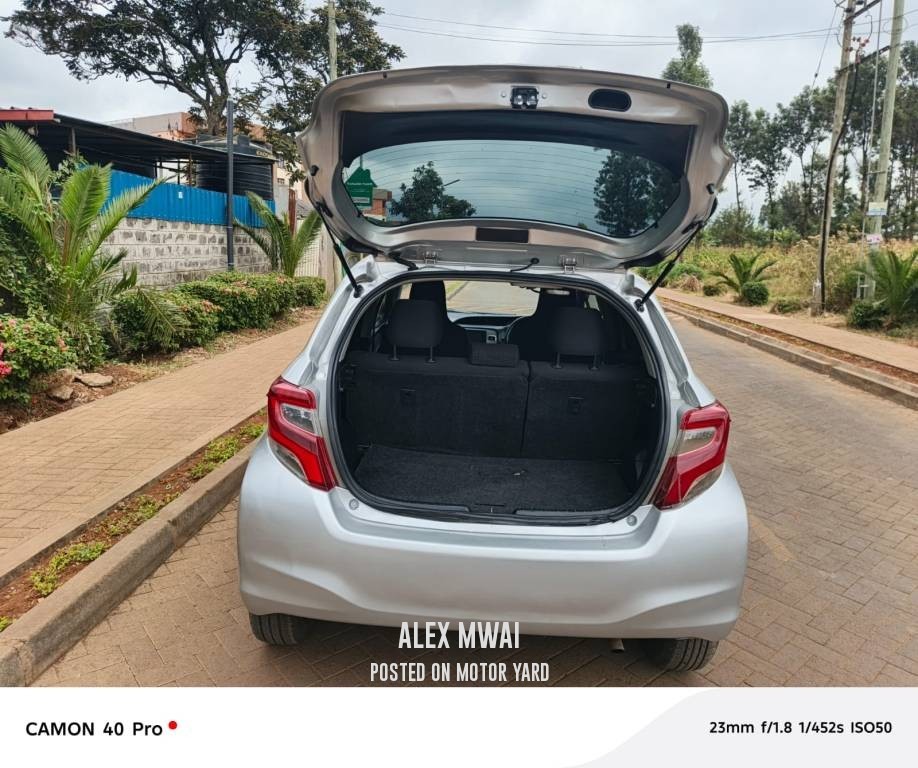 Toyota Vitz 2015 Silver