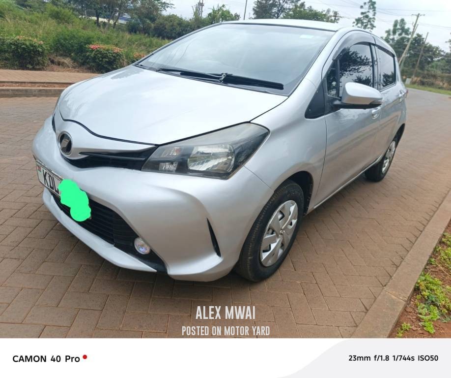 Toyota Vitz 2015 Silver