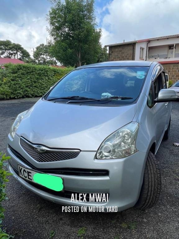 Toyota Ractis 2011 Silver