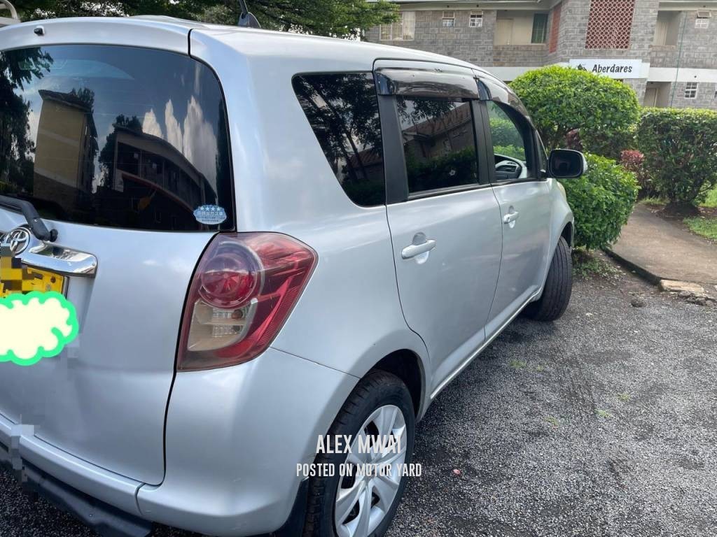 Toyota Ractis 2011 Silver