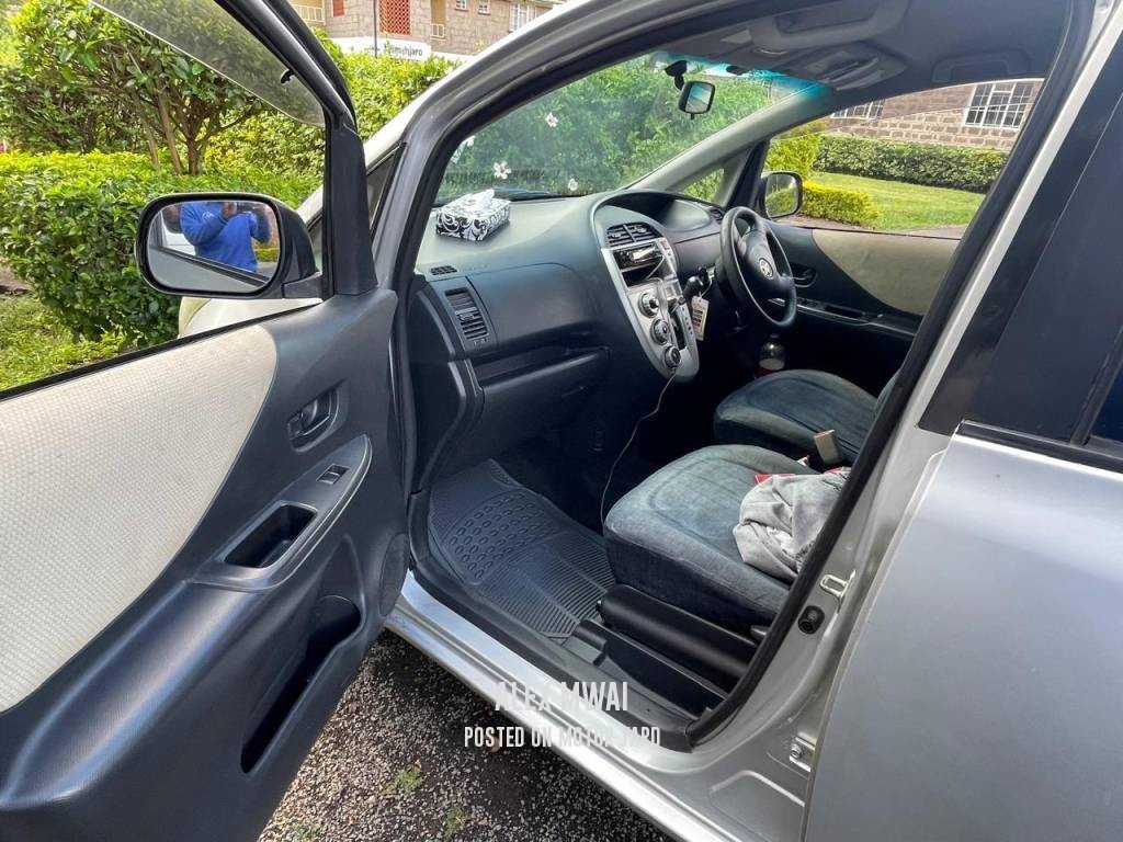 Toyota Ractis 2011 Silver