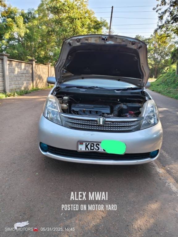 Toyota ISIS 2012 Silver