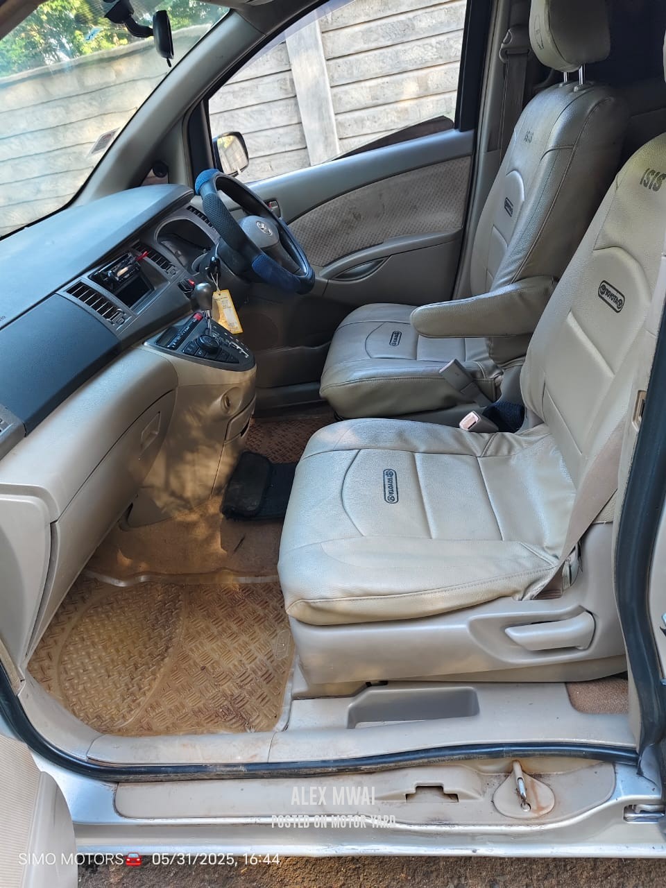 Toyota ISIS 2012 Silver