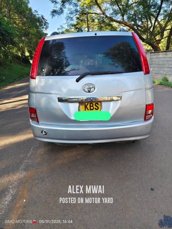 Toyota ISIS 2012 Silver