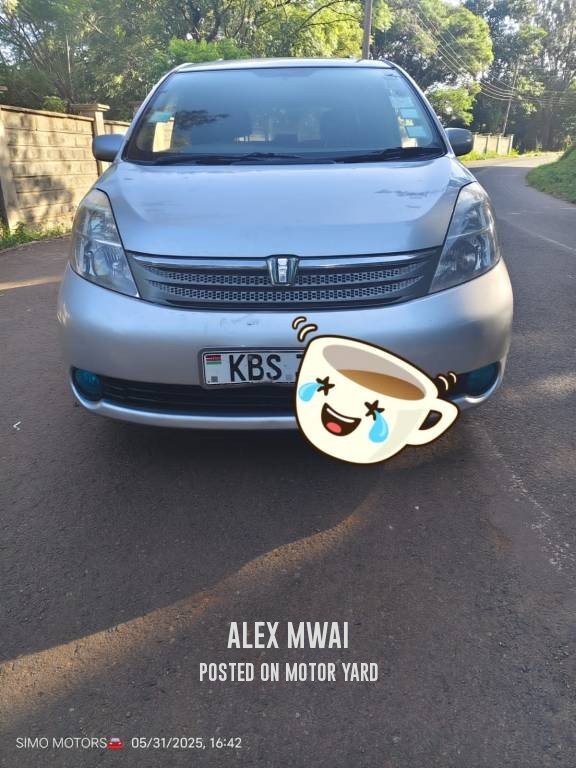 Toyota ISIS 2012 Silver