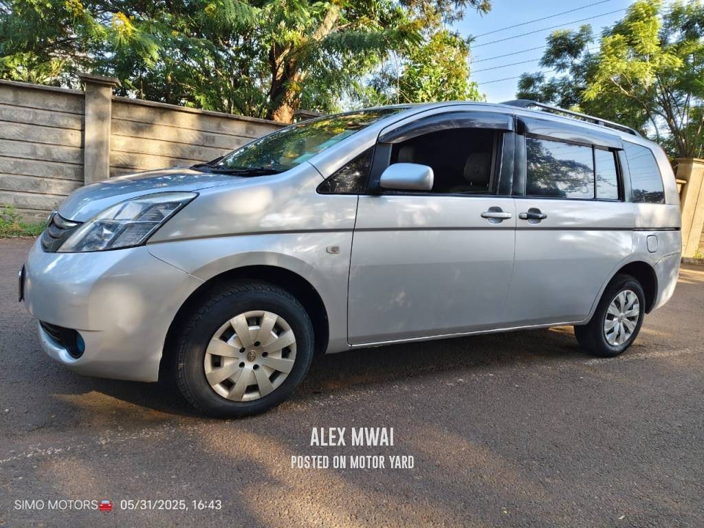 Toyota ISIS 2012 Silver