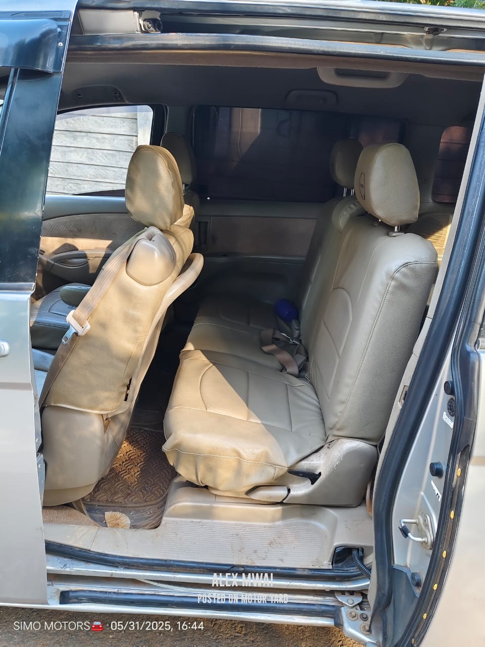 Toyota ISIS 2012 Silver