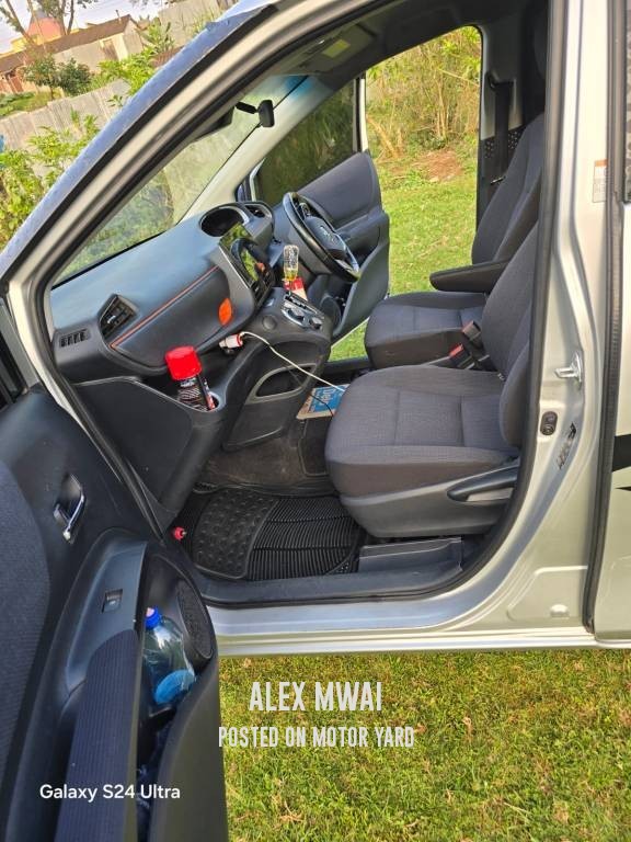 Toyota Sienta 2016 Silver