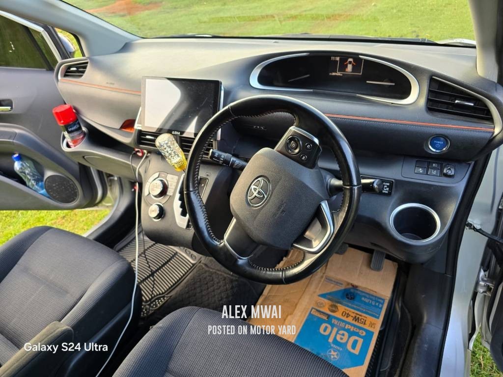 Toyota Sienta 2016 Silver