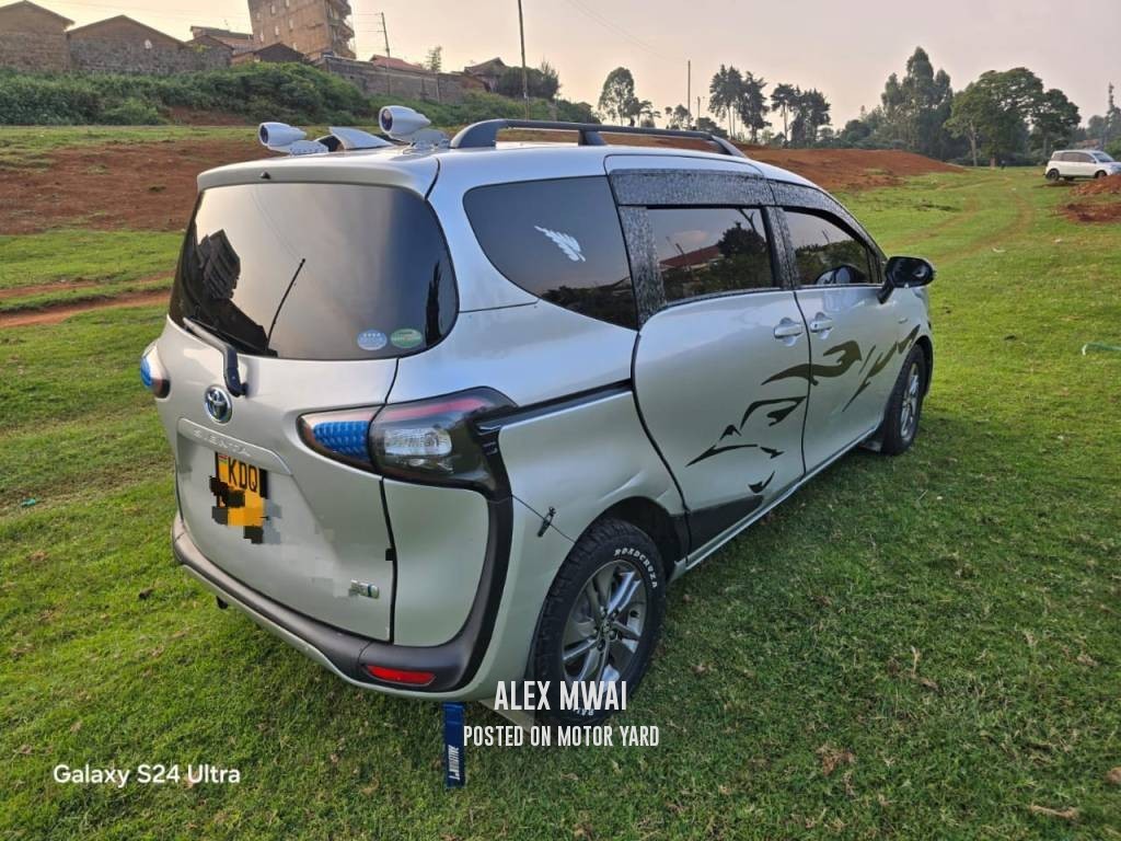 Toyota Sienta 2016 Silver