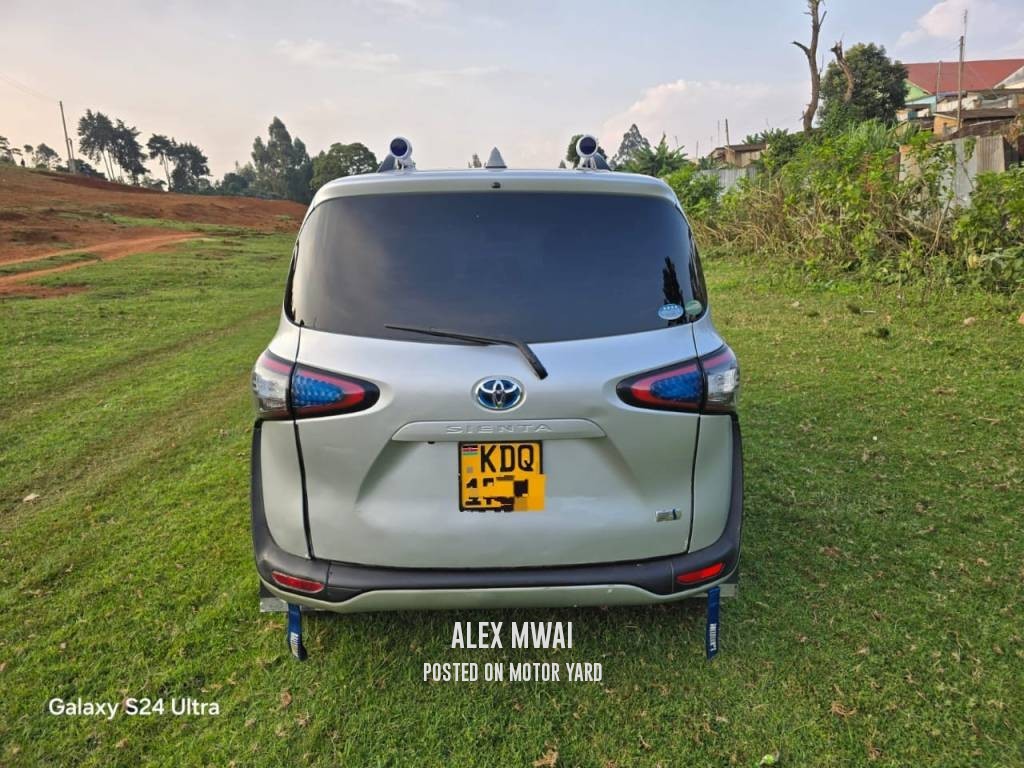 Toyota Sienta 2016 Silver