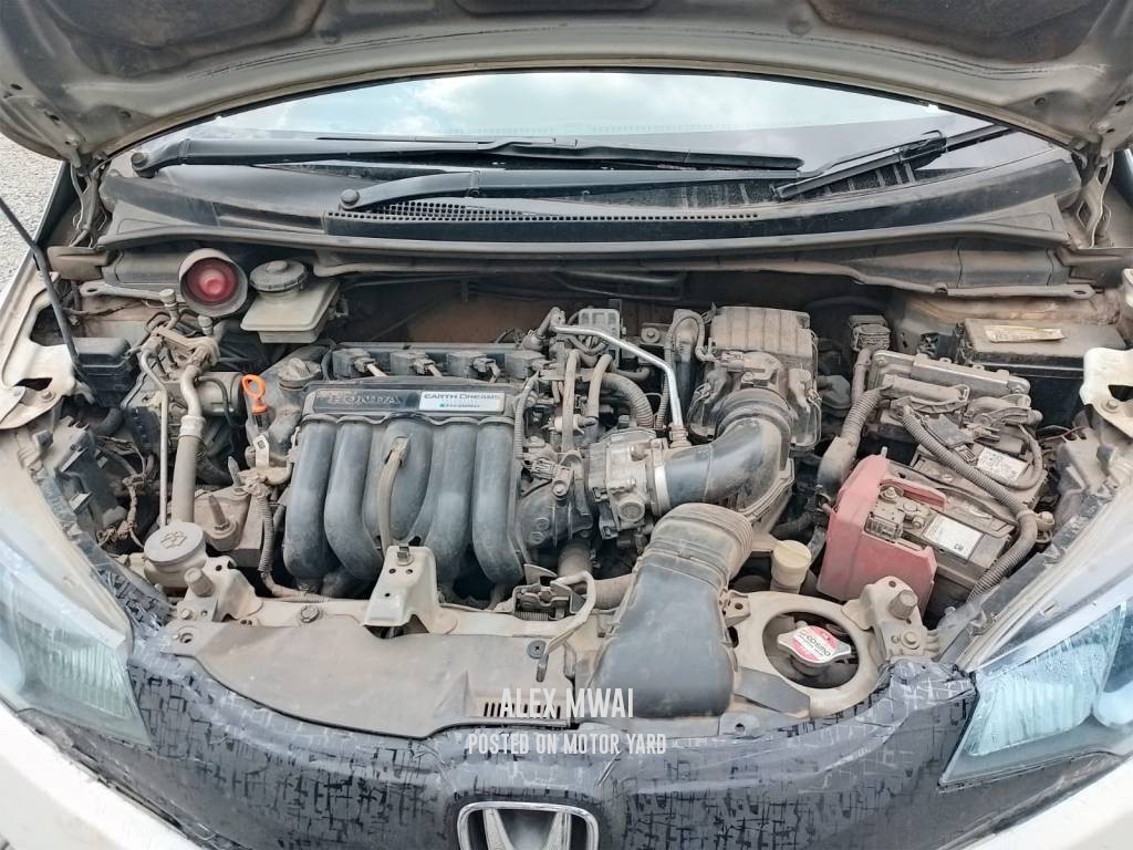 Honda Fit Hybrid 2015 White