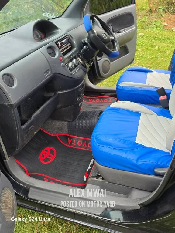 Toyota Sienta 2011 Maroon