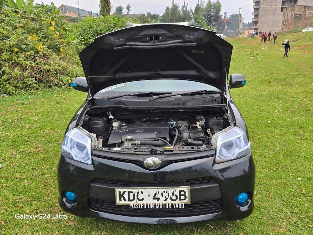 Toyota Sienta 2011 Maroon