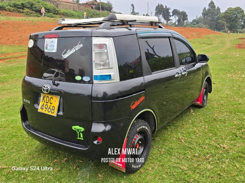 Toyota Sienta 2011 Maroon