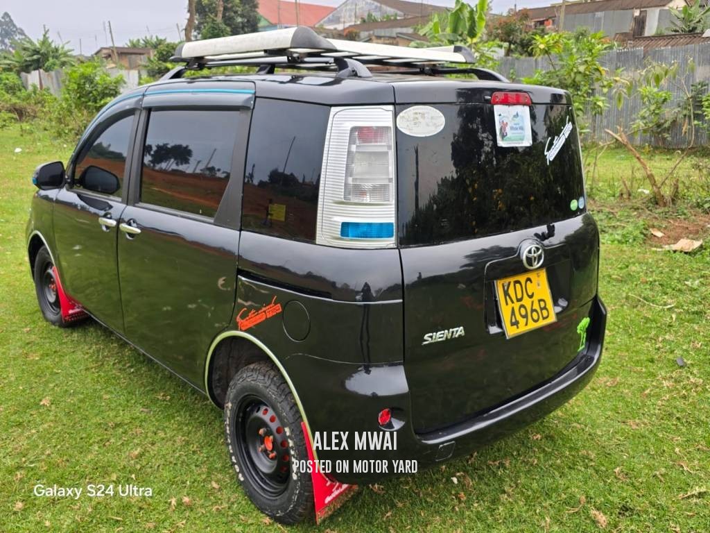 Toyota Sienta 2011 Maroon