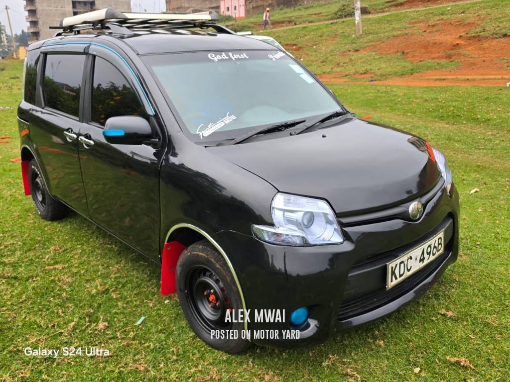 Toyota Sienta 2011 Maroon