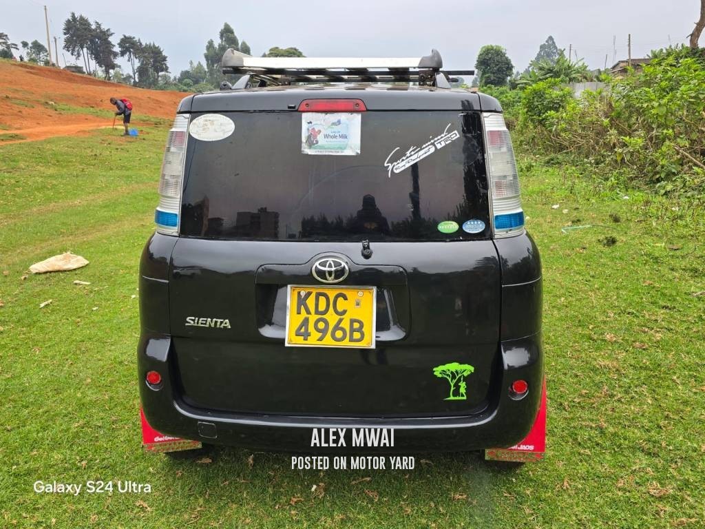 Toyota Sienta 2011 Maroon