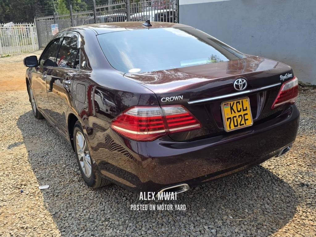 Toyota Crown 2010 Maroon