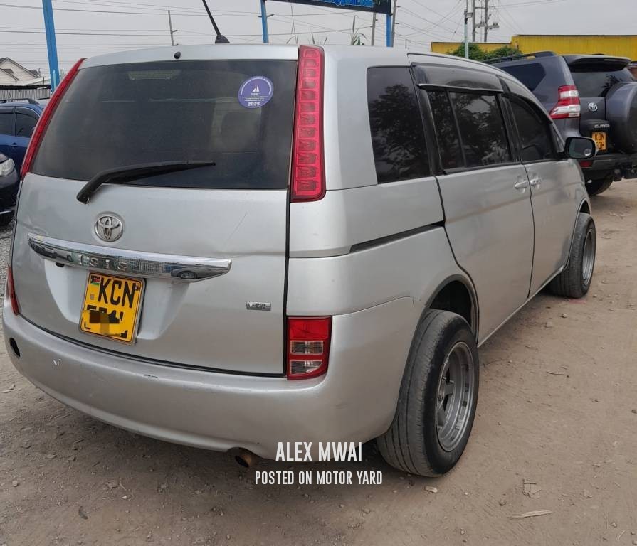 Toyota ISIS 2010 Silver