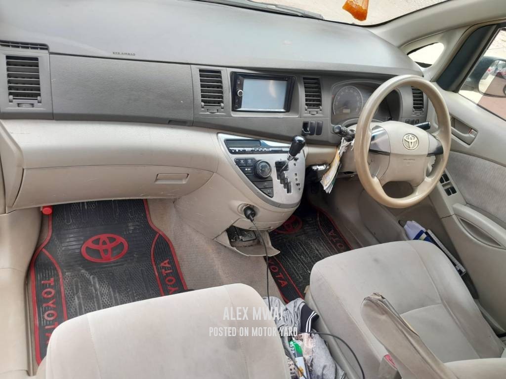 Toyota ISIS 2010 Silver