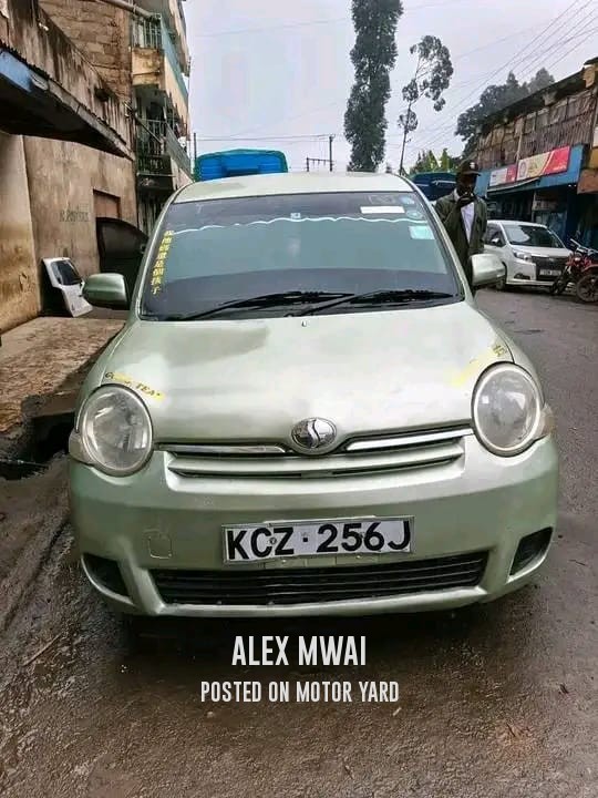 Toyota Sienta 2015 Yellow