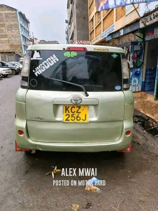 Toyota Sienta 2015 Yellow