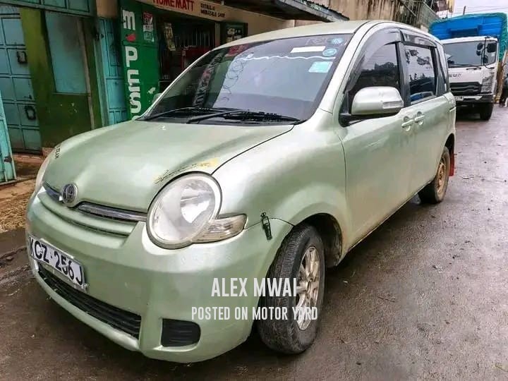 Toyota Sienta 2015 Yellow