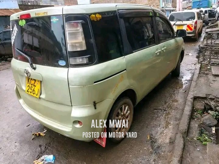Toyota Sienta 2015 Yellow
