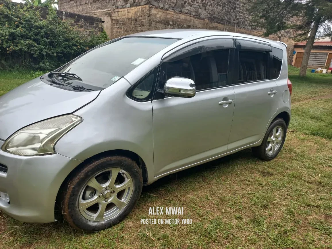 Toyota Ractis 2015 Silver