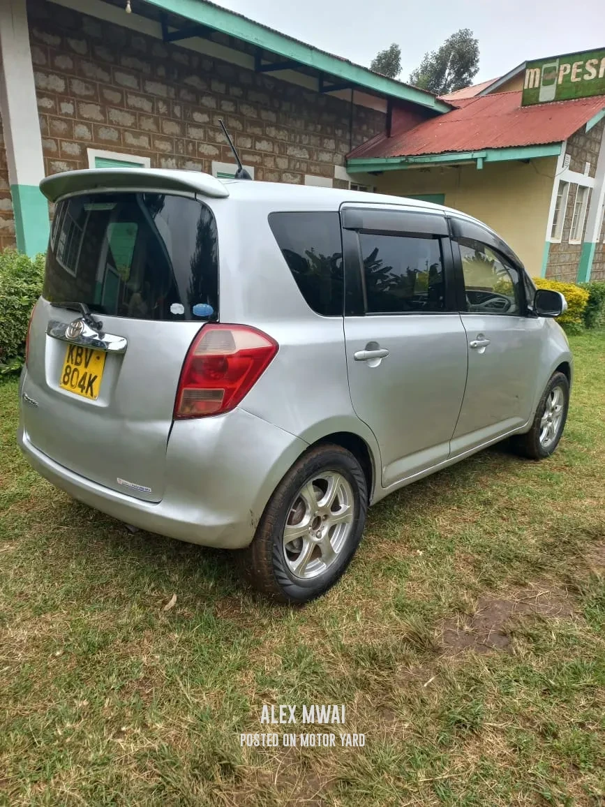 Toyota Ractis 2015 Silver
