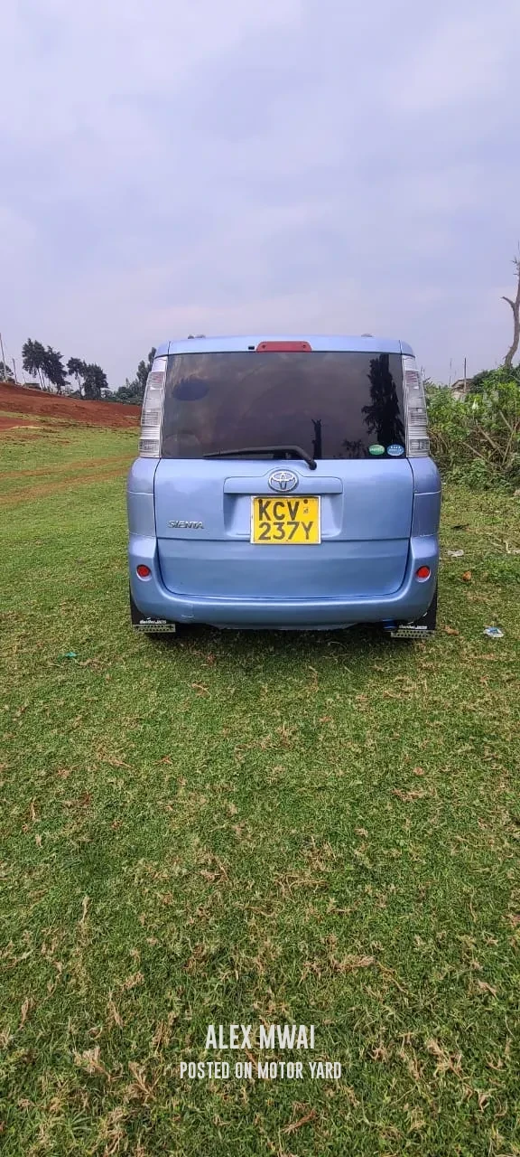 Toyota Sienta 2015 Blue