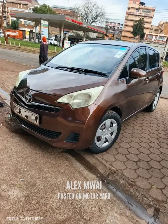 Toyota Ractis 2017 Brown