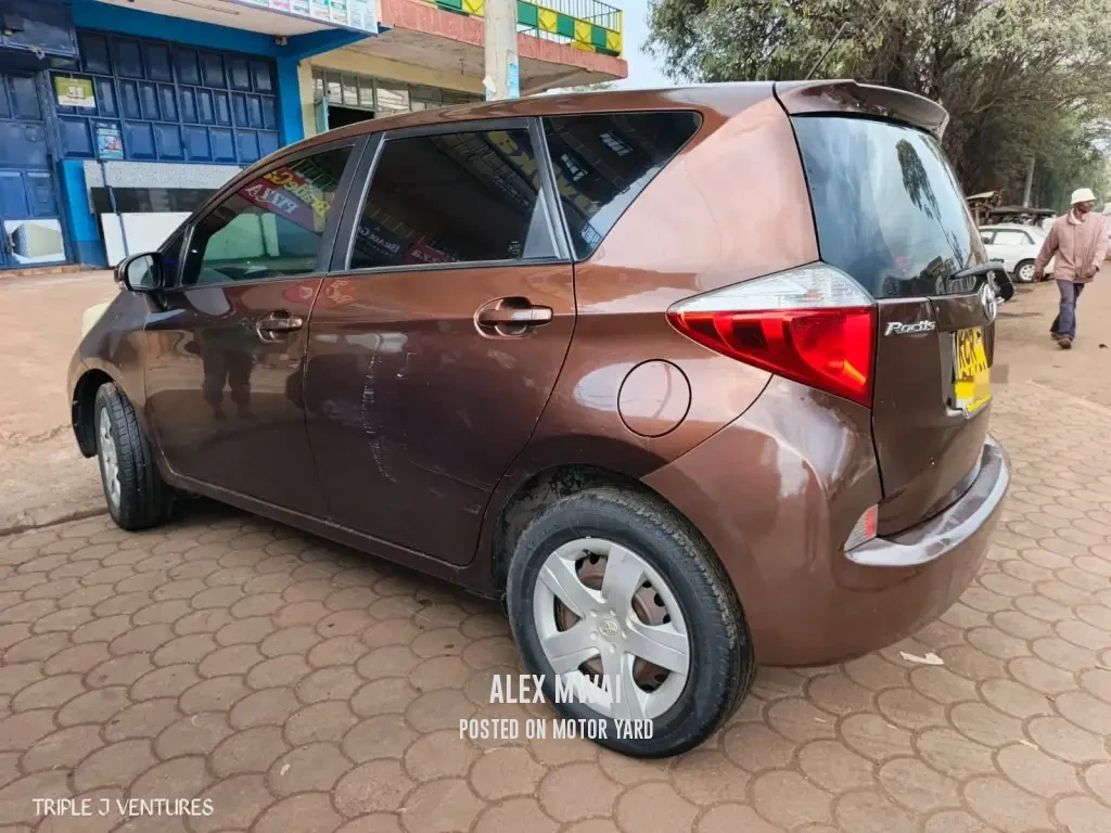 Toyota Ractis 2017 Brown
