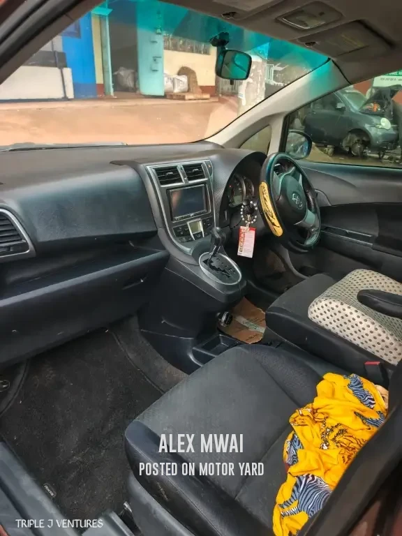 Toyota Ractis 2017 Brown