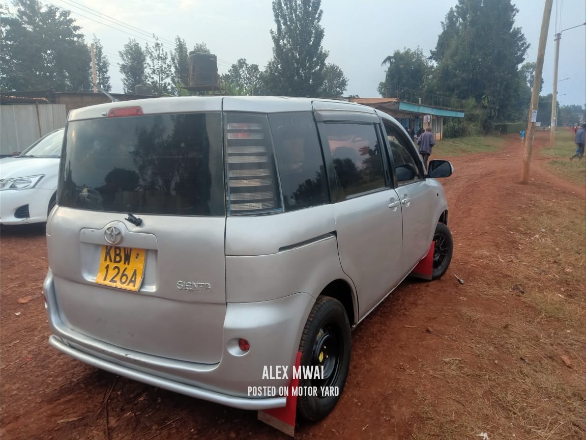 Toyota Sienta 2015 Silver