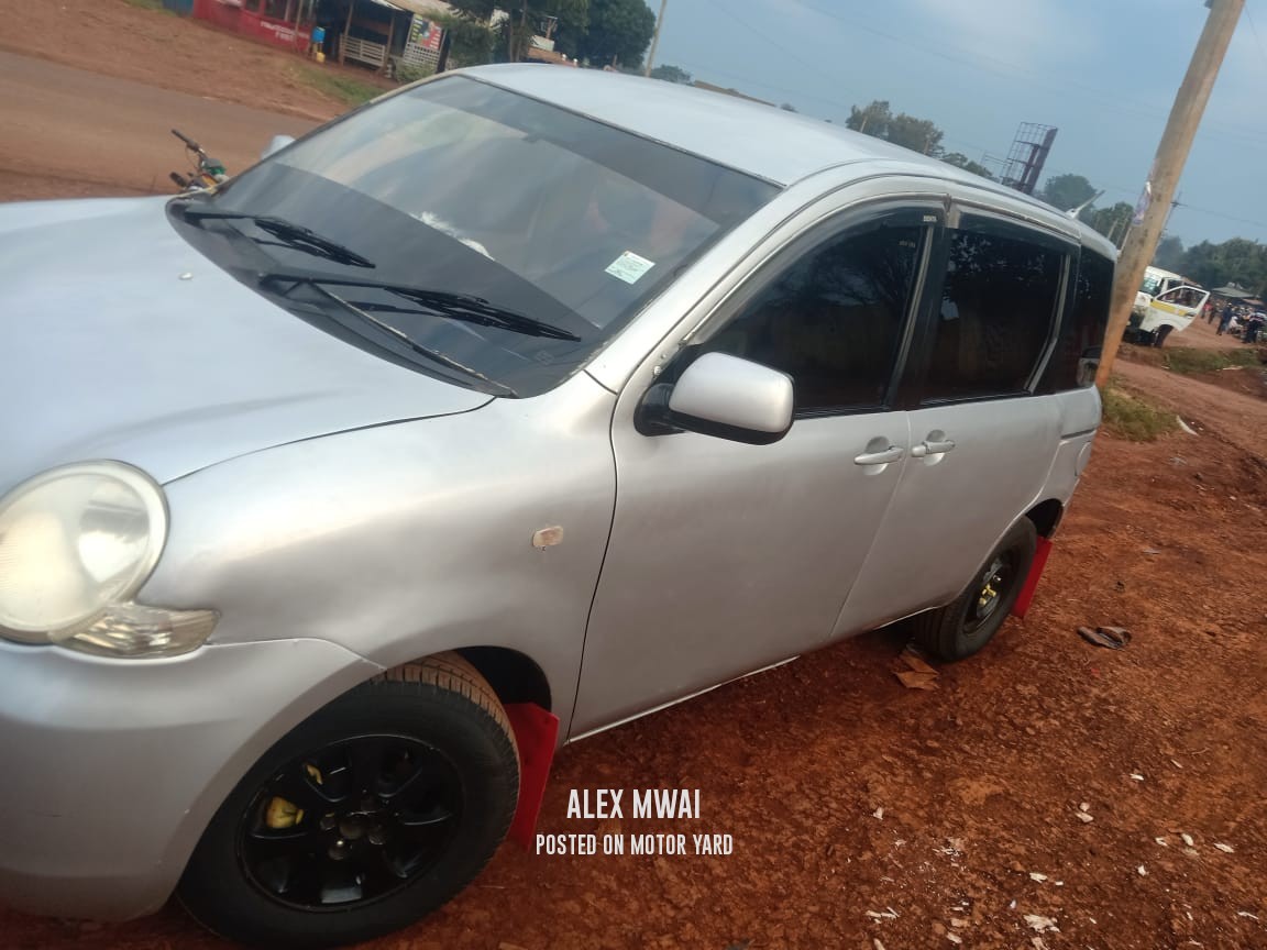 Toyota Sienta 2015 Silver