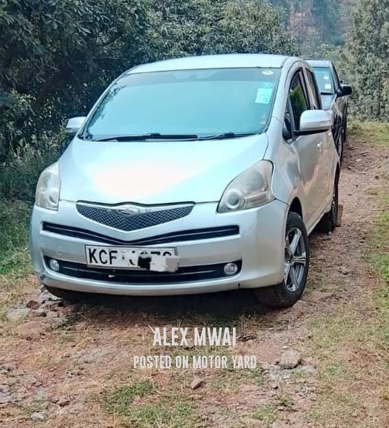 Toyota Ractis 2015 Silver