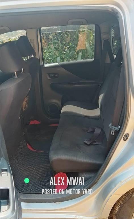 Toyota Ractis 2015 Silver