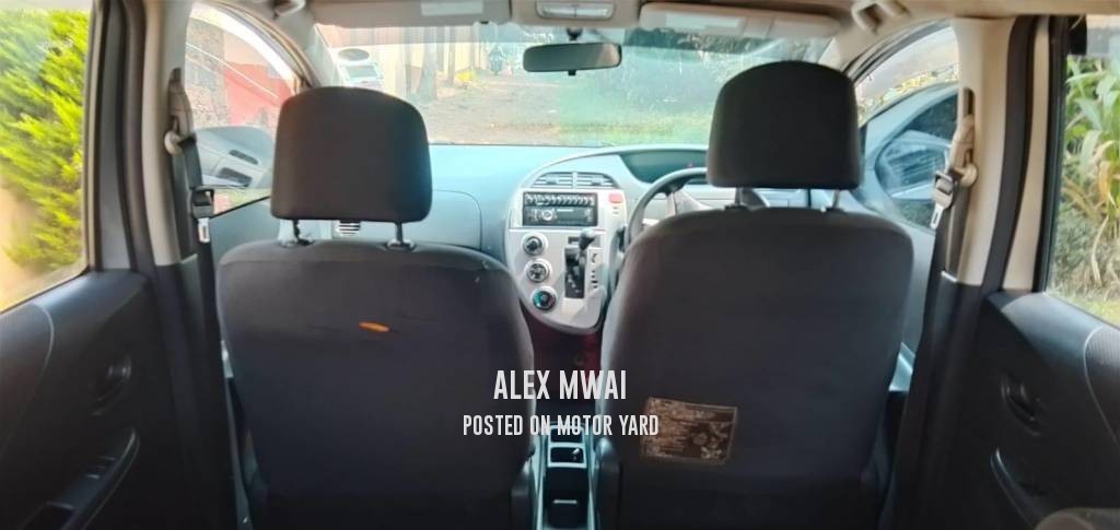 Toyota Ractis 2015 Silver