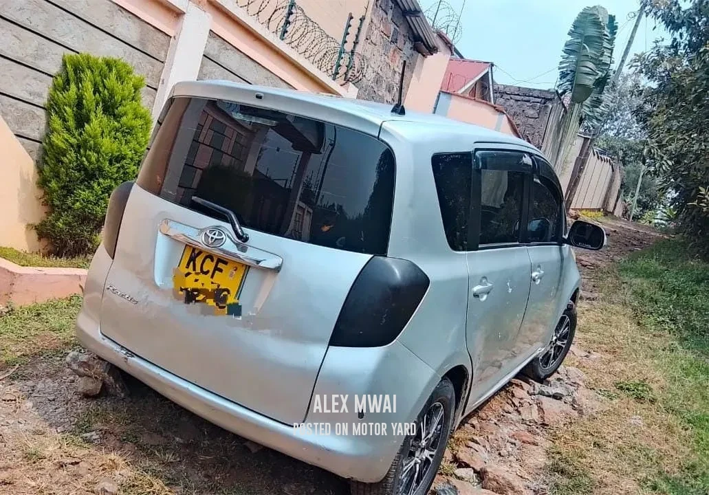 Toyota Ractis 2015 Silver