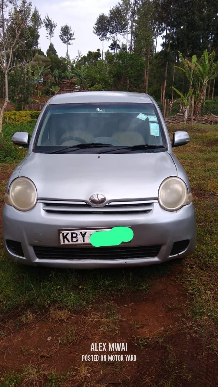Toyota Sienta 2015 Silver