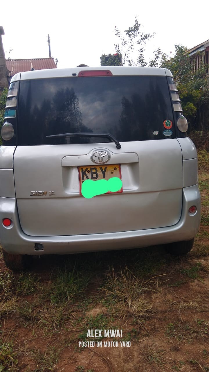Toyota Sienta 2015 Silver