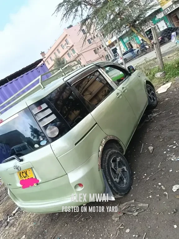 Toyota Sienta 2015 Yellow