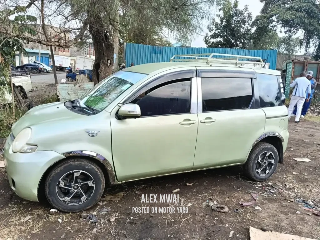 Toyota Sienta 2015 Yellow