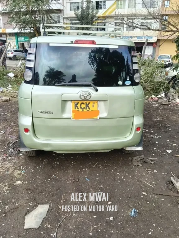 Toyota Sienta 2015 Yellow