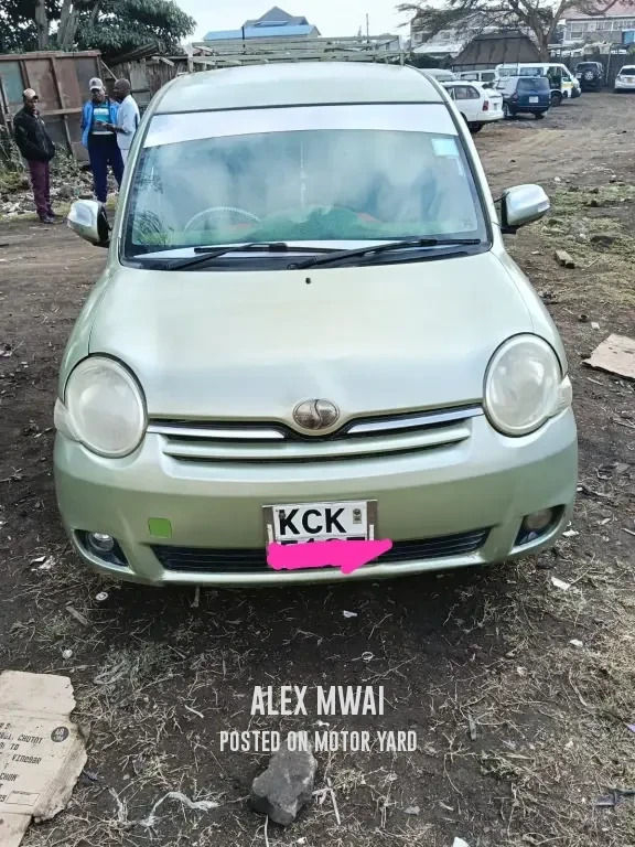 Toyota Sienta 2015 Yellow