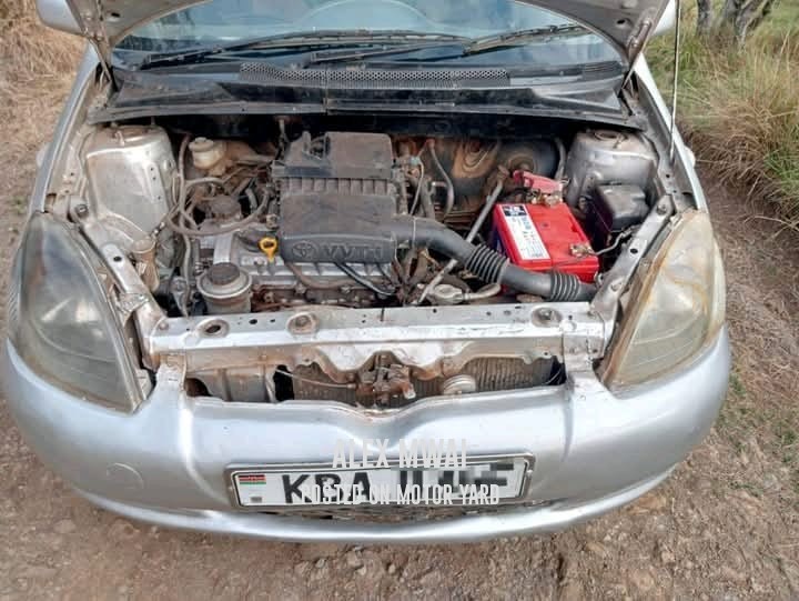 Toyota Vitz 2015 Silver
